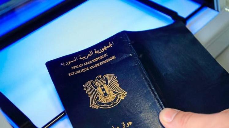 Ein syrischer Pass wird mit einem speziellen Gerät in einem Ankunftszentrum für Asylbewerber auf Echtheit geprüft. 