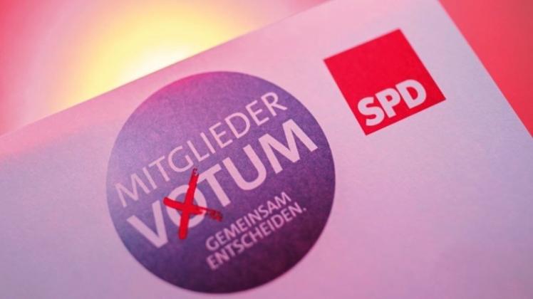 Die Wahlunterlagen zum SPD-Mitgliedervotum liegen auf einem Tisch. Die SPD-Mitglieder können zum zweiten Mal darüber abstimmen, ob ihre Partei auf Bundesebene mit der Union eine Koalition eingehen soll. 