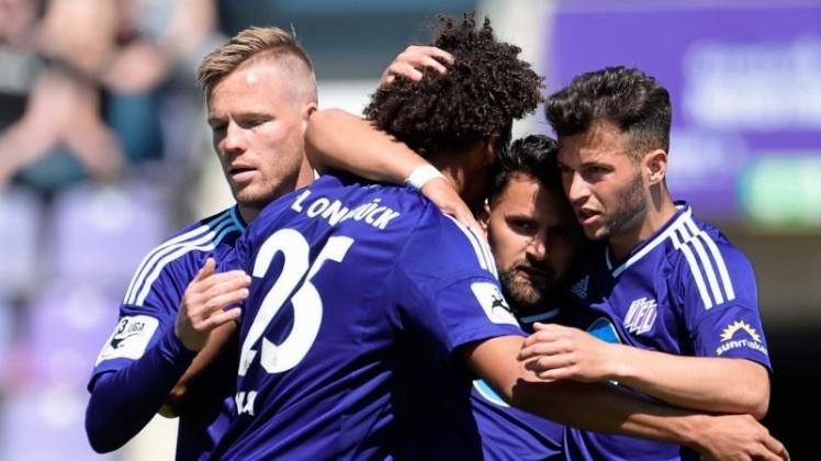 Würde am liebsten weiter heimatnah Fußball spielen: Jules Reimerink (links) – hier beim Jubel mit den Mannschaftskollegen. 