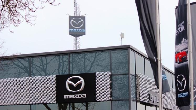 Bleibt abends vorerst unbeleuchtet: Die Werbefläche des Funkmastes am Mazda-Autohaus an der Annenheider Straße. 