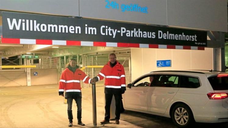 Freie Einfahrt: Frank List, Bereichsleiter Service, und Geschäftsführer Hans-Ulrich Salmen von der Stadtwerkegruppe Delmenhorst öffnen die Schranken für den Publikumsverkehr im Parkhaus-Neubau. Freie Einfahrt: Frank List, Bereichsleiter Service, und Geschäftsführer Hans-Ulrich Salmen von der Stadtwerkegruppe Delmenhorst öffnen die Schranken für den Publikumsverkehr im Parkhaus-Neubau.