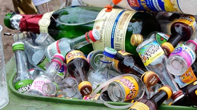 Damit sichergestellt werden konnte, dass Jugendliche keinen hochprozentigen Alkohol trinken und nicht länger als bis Mitternacht feiern, teilte der GGV verschiedenfarbige Tanzbänder aus. Doch einige Minderjährige umgingen diese Sicherheitsmaßnahme. Damit sichergestellt werden konnte, dass Jugendliche keinen hochprozentigen Alkohol trinken und nicht länger als bis Mitternacht feiern, teilte der GGV verschiedenfarbige Tanzbänder aus. Doch einige Minderjährige umgingen diese Sicherheitsmaßnahme.