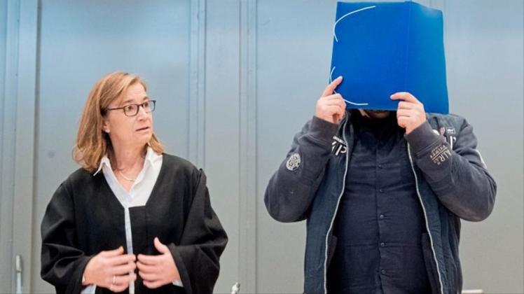 Niels Högel kam mit seiner Anwältin Ulrike Baumann in den Gerichtssaal. Dabei versteckte er sein Gesicht hinter einer Akte. 