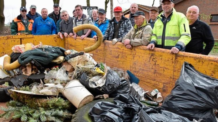 Da kommt viel zusammen: Die Dorfgemeinschaft Bookhorn im vergangenen Jahr mit viel aufgelesenem Müll. Archivfoto: Thorsten Konkel