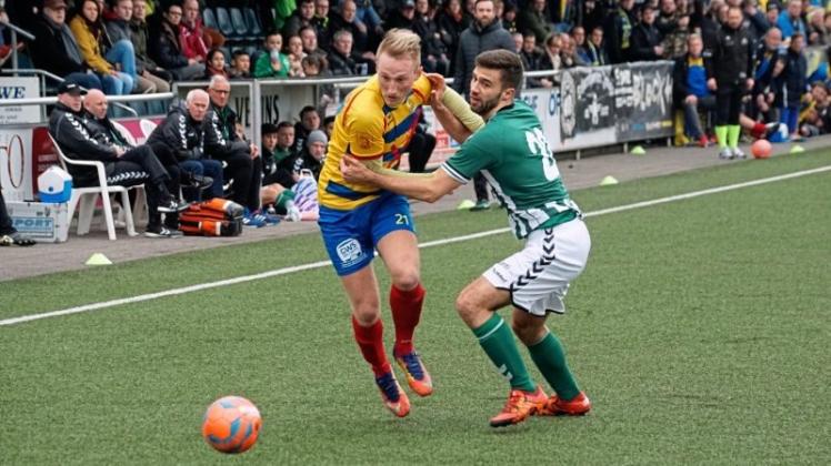 Mit vollem Einsatz: Steven Müller-Rautenberg (links) bot mit dem Oberliga-Team des SV Atlas Delmenhorst beim Tabellendritten VfL Oldenburg um Justin Tjardes eine gute Leistung. Trotzdem verloren die Delmenhorster das Nachbarschaftsduell vor 705 Zuschauer mit 2:4 (1:2). Mit vollem Einsatz: Steven Müller-Rautenberg (links) bot mit dem Oberliga-Team des SV Atlas Delmenhorst beim Tabellendritten VfL Oldenburg um Justin Tjardes eine gute Leistung. Trotzdem verloren die Delmenhorster das Nachbarschaftsduell vor 705 Zuschauer mit 2:4 (1:2).