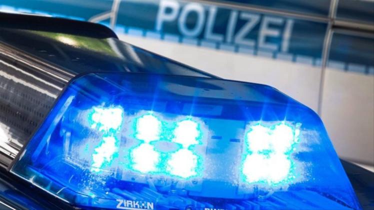 Wegen betrunkenen Fahrens ohne Fahrerlaubnis musste die Polizei zwei Männer anhalten. Symbolfoto: dpa Wegen betrunkenen Fahrens ohne Fahrerlaubnis musste die Polizei zwei Männer anhalten. Symbolfoto: dpa