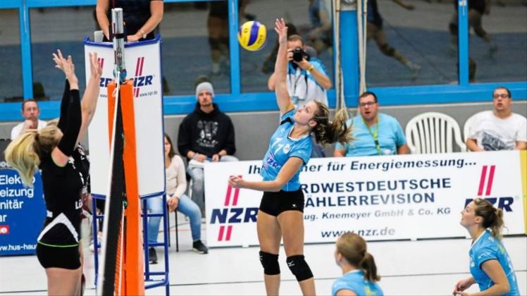 Mit voller Kraft: Die Volleyballerinnen des SV Bad Laer gewinnen zum Saisonauftakt gegen BW Dingenden mit 3:0, hier mit Sara Szmuk (11) im Angriff. 