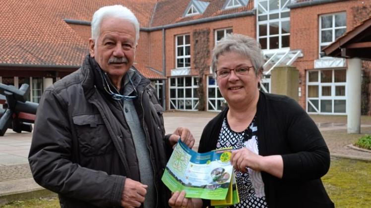 Die Stuhrer Gästeführer Alexandre Peruzzo und Ingrid Kavanagh stellen das diesjährige Programm der Exkursionen in der Gemeinde und umzu vor. Die Stuhrer Gästeführer Alexandre Peruzzo und Ingrid Kavanagh stellen das diesjährige Programm der Exkursionen in der Gemeinde und umzu vor.