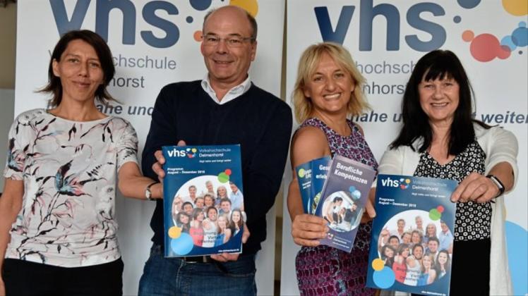 Das neue Programm der Delmenhorster Volkshochschule stellten die Mitarbeiterinnen gemeinsam mit dem Geschäftsführer vor (von links): Adriana Theessen, Martin Westphal, Michèle Rabe und Elke Beecken. 