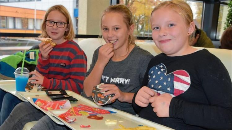 Essen regelmäßig in der Mensa Am Steinacker: (von links) Fenja, Lana und Nicole von der Oberschule Ganderkesee. 