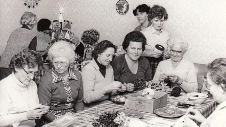 Mitglieder der Gemeinde St. Hedwig haben bei einem Basar am 7. November 1982 ihre Handarbeiten angeboten. 