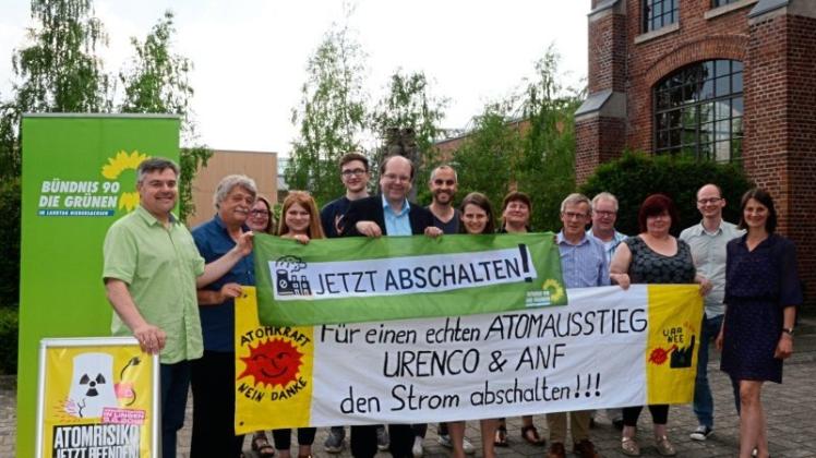 Fordern zur Teilnahme an der Demonstration an diesem Samstag in Lingen auf: Vertreter der Grünen-Landtagsfraktion mit den stellvertretenden Vorsitzenden Christian Meyer (Mitte) und Miriam Staudte (rechts), Vertreter der Grünen in der Region und anti-Atom-Gruppen. 