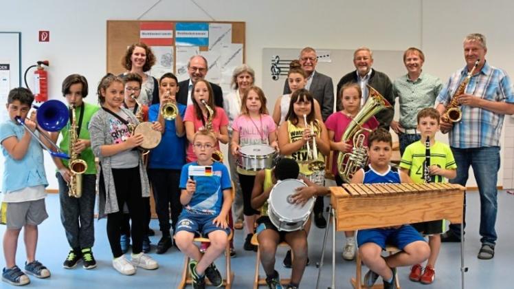 Über das erfolgreich gesponserte Musikprojekt mit den Neustädter Grundschülern freuen sich (von links) Katharina Abeln, Claus Peter Poppe, Eleonore Mack, Rainer Calvelage, Wolfgang Osthus, Ralph Hanheide und Andreas Meiners. 