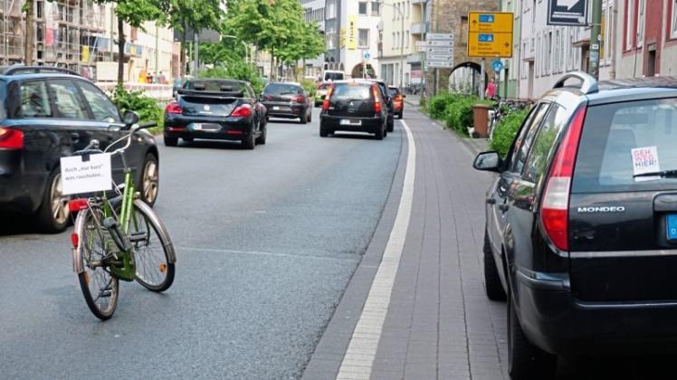 Provokation: Ein Fahrrad versperrt die Fahrbahn am Johannistorwall. 