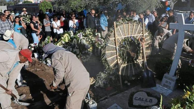 Trauergäste nehmen Abschied am Grab des getöteten Journalisten Héctor González Antonio. 
