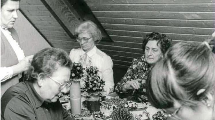 Der Frauenkreis der St.-Hedwig-Kirche bastelte im Oktober 1984 für einen Basar der Kirche. 