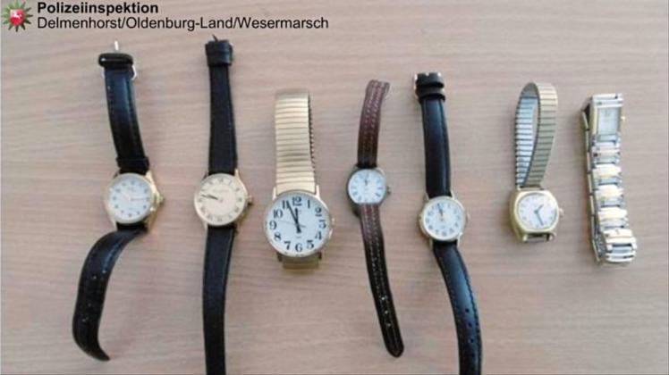 Diese Armbanduhren stellte die Polizei in Ahlhorn sicher. 