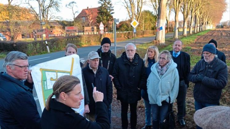 Eva-Maria Langfermann, Naturschutzbehörde, hat den Umweltausschuss in Hockensberg über die Gewerbe- und Straßenausbaupläne und über den Zustand der Buchenreihe informiert. Eva-Maria Langfermann, Naturschutzbehörde, hat den Umweltausschuss in Hockensberg über die Gewerbe- und Straßenausbaupläne und über den Zustand der Buchenreihe informiert.