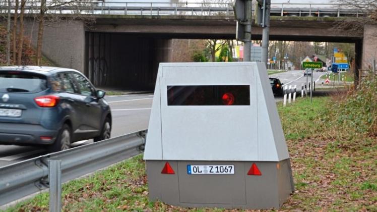 In der Erprobung: Das neue Tempomessgerät des Landkreises Oldenburg, das mal hier, mal dort aufgestellt werden kann. 