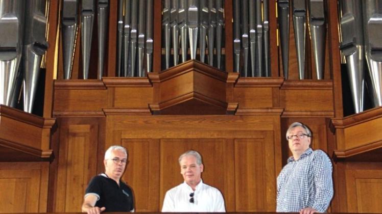 Bei der Wartung und Stimmung der Orgel ließ sich Orgelbauer Stefan Peters von Jürgen Niesemeyer, Pastoraler Koordinator, und Organist Heiner Plogmann über die Schulter schauen. 