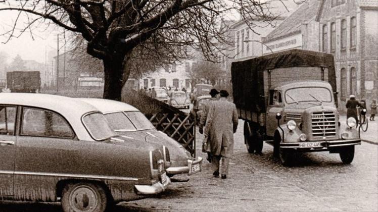 Impression aus der Zeit, als heutige Oldtimer noch topaktuell waren: die Wittekindstraße im Januar 1963. Archivfoto: Hermann Weizsäcke