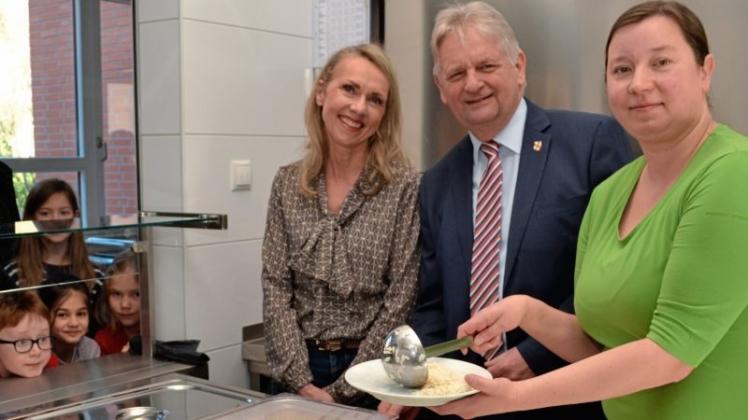 Küchenleiterin Marcelina Rekawek teilt in der Grundschule Varrel bei der Einweihung der Mensa Mahlzeiten auch an Schulleiterin Astrid Meier-Wedrich und Bürgermeister Niels Thomsen aus. 