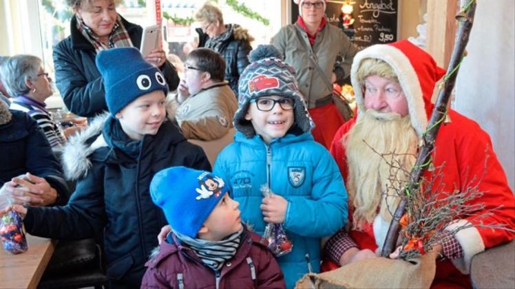 Schon vor der Bescherung am Abend hat der Weihnachtsmann bereits das Eiscafé Paulini in Heide besucht. Schon vor der Bescherung am Abend hat der Weihnachtsmann bereits das Eiscafé Paulini in Heide besucht.
