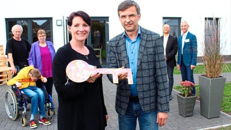 Am Freitag beginnt der Einzug: Einrichtungsleiterin Ines Gutsmann (vorne) erhält den symbolischen Schlüssel von Architekt Lars Stürmer. Mit dabei: Mitarbeiter Reimund Stolle (v.li.), die künftigen Bewohner , Alexander Tekaht, Maren Ellerbrock, Kolja Krutzke und Himmelsthür-Regionalgeschäftsführer Jörg Arendt-Uhde. Am Freitag beginnt der Einzug: Einrichtungsleiterin Ines Gutsmann (vorne) erhält den symbolischen Schlüssel von Architekt Lars Stürmer. Mit dabei: Mitarbeiter Reimund Stolle (v.li.), die künftigen Bewohner , Alexander Tekaht, Maren Ellerbrock, Kolja Krutzke und Himmelsthür-Regionalgeschäftsführer Jörg Arendt-Uhde.