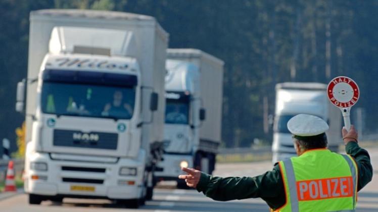 Die Polizei hat bei der Kontrolle von Fahrzeugen des gewerblichen Güter- und Personenverkehrs an der A1 bei Wildeshausen zwei Drittel der Fahrzeuge beanstandet. Symbolfoto: dpa