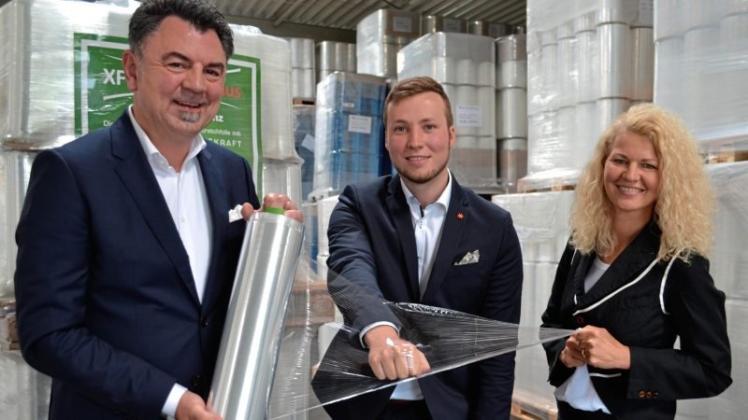 Hauchdünn und zugleich extrem belastbar: Detlef Borrmann (v. l.), David Schulz und Sabine Heusmann stellen die neueste Stretchfolie vor, die die Firma Borrmannplus auf den Markt gebracht hat. 