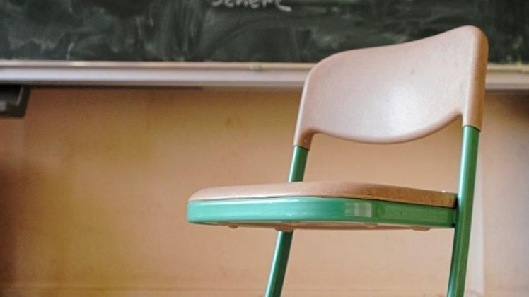 Wenn der Stuhl immer wieder leer bleibt: Dauerschulverweigerern, die Bußgelder nicht bezahlen, drohen in Delmenhorst Arbeitsauflagen und Jugendarrest. Ein Projekt des Amtsgerichts soll dem entgegenwirken. Symbolfoto: Caroline Seidel/dpa Wenn der Stuhl immer wieder leer bleibt: Dauerschulverweigerern, die Bußgelder nicht bezahlen, drohen in Delmenhorst Arbeitsauflagen und Jugendarrest. Ein Projekt des Amtsgerichts soll dem entgegenwirken. Symbolfoto: Caroline Seidel/dpa