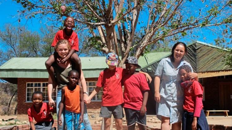 In einem Kinderhort in Windhoek arbeitet die Bramscherin Franziska Rulhof (links) , hier mit ein paar Kindern aus dem Hort und ihrer Mitfreiwilligen Johanna. Fotos: Rulhof