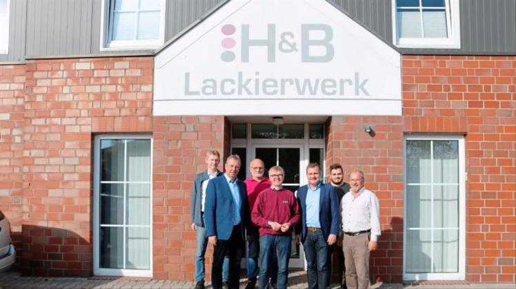 Auch die SPD informierte sich über das H&amp;B Lackierwerk: Betriebsleiter Michael Buss (von links), Werner Lager und Franz Wiewel von der SPD, Geschäftsführer Martin Hülsmann, weiter von der SPD Besian Krasniq, der Landtagsabgeordnete Guido Pott und Manfred Krusche. 