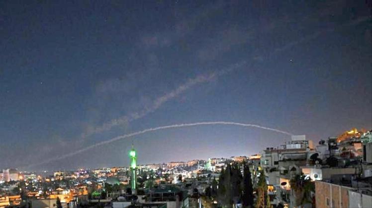 Spuren von Luftabwehrraketen sind am Himmel über Damaskus zu sehen. 
