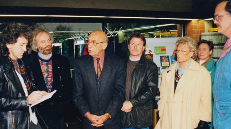 Der Fachausschuss überzeugte sich beim Besuch Ende November 1996 von der Arbeit der Gemeindebücherei. 