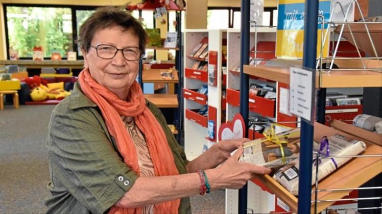 Ingeborg Willemsen aus Falkenburg suchte sich beim „Blind Date“ der Bücherei Ganderkesee ein Buch aus dem Bereich Unterhaltung aus. 