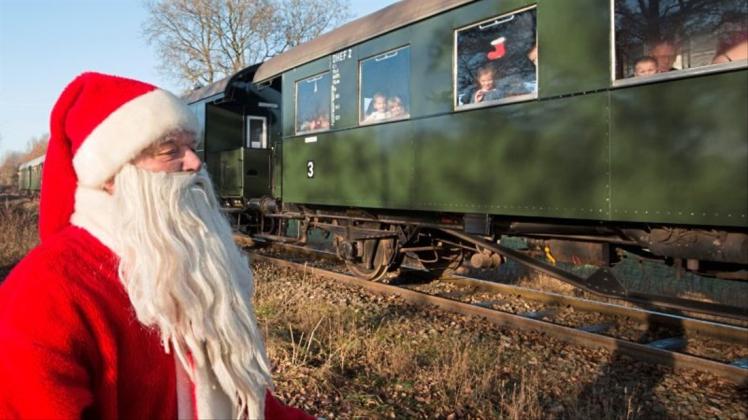 Mit etwas Glück kann Heiligabend vom Dampfzug aus vielleicht sogar der Weihnachtsmann erspäht werden. Archivfoto: Andreas Nistler
