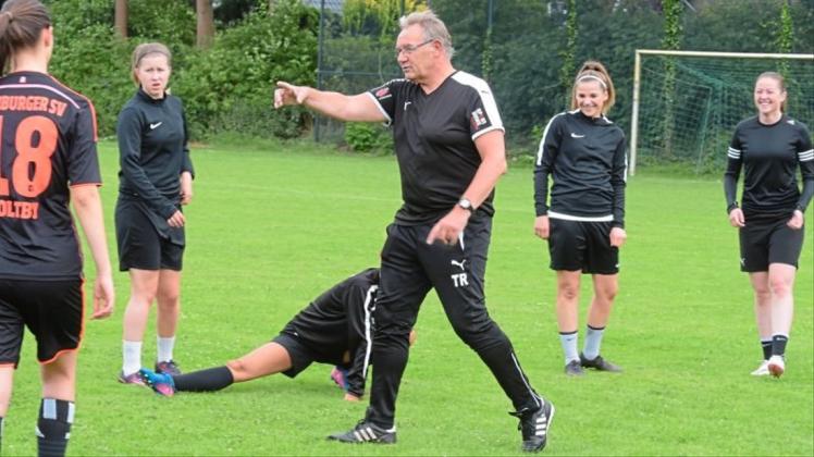 „Da geht’s lang“: Claus-Dieter Meier, Trainer der Regionalliga-Fußballerinnen des TV Jahn Delmenhorst, ist mit seinem Team in die Vorbereitung gestartet. 