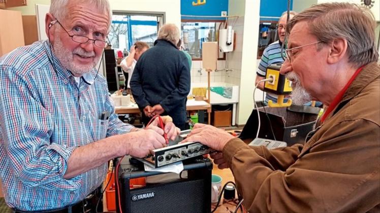 Auch der Rethorner Jürgen Raem (links) hat beim Reparieren betagter „Schätze“ bisher mitgeholfen. Archivfoto: Lars Gremlowski Auch der Rethorner Jürgen Raem (links) hat beim Reparieren betagter „Schätze“ bisher mitgeholfen. Archivfoto: Lars Gremlowski