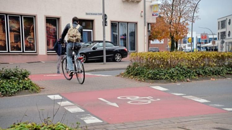 Dieser Radfahrer fährt verkehrt herum im Kreisverkehr am Arbeitsamt in Lingen. Es ist solches Verhalten, das jetzt eine Bürgerin im Lingener Stadtrat kritisiert hat. 