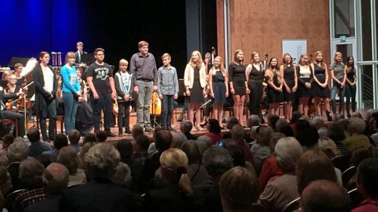 Auf der Bühne präsentierten sich die Schülermanager der drei Schulen aus Papenburg, Aschendorf und Dörpen. 