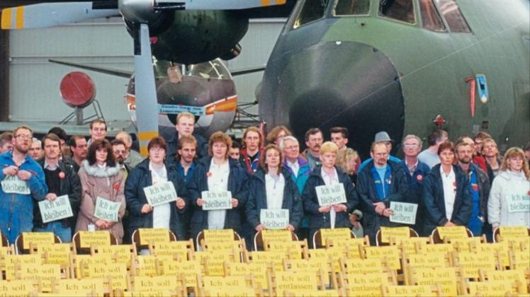 Protest vor beeindruckender Kulisse: Beschäftigte des Airbus-Werks in Lemwerder empfangen am 27. Oktober 1993 Mitglieder der Unternehmensleitung mit stillem Protest. Im Hintergrund steht eine Transall-Maschine, die im Werk gewartet wurde. 
