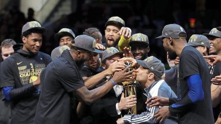 Die Spieler der Golden State Warriors feiern den erneuten NBA-Titel. 