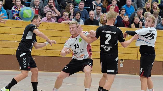 Erst der Zweikampf mit Haken und Ösen, dann doch noch der Torabschluss vor der Tribüne: Eine Szene aus der ersten Halbzeit mit den Beteiligten (von links) Kevin Podien, Tim Coors, Florian Block-Osmers und Frederic-Serafino Oetken. Erst der Zweikampf mit Haken und Ösen, dann doch noch der Torabschluss vor der Tribüne: Eine Szene aus der ersten Halbzeit mit den Beteiligten (von links) Kevin Podien, Tim Coors, Florian Block-Osmers und Frederic-Serafino Oetken.