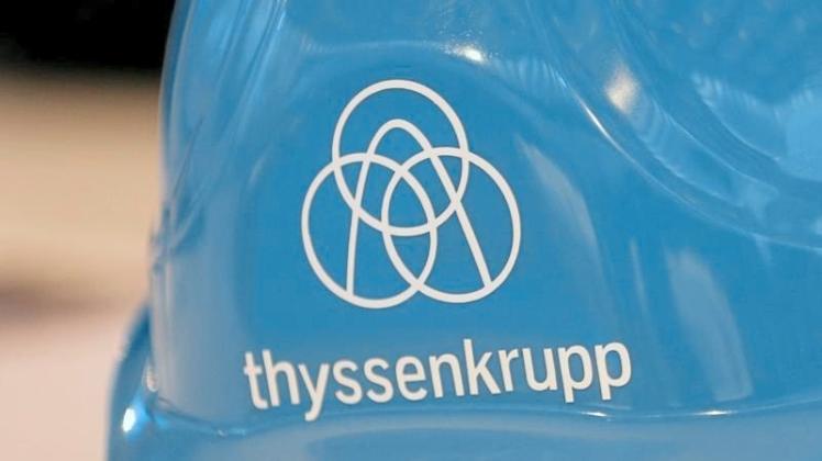 Ein Schutzhelm mit dem ThyssenKrupp-Logo. 
