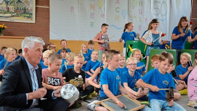 Kochtopf und Suppenlöffel in die Hand und los geht‘s. Bürgermeister Heiner Pahlmann unterstützte die Bühner-Bach-Kinder beim Trommelkonzert unter Leitung von Olli Borg.