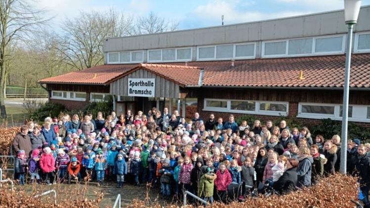 Rund 50 Eltern und ungezählte Kinder demonstrierten Anfang März vor der seit dem 19. Januar 2017 geschlossenen Turnhalle in Lingen-Bramsche demonstriert. Sie fordern einen möglichst schnellen Neubau. 