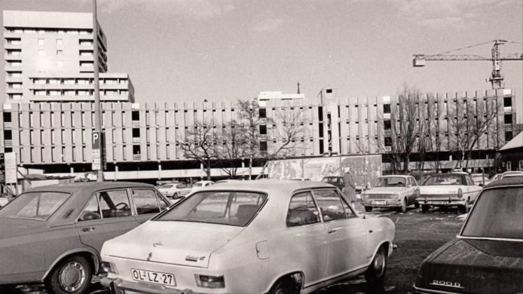 Dezember 1973: Bald rollen die ersten Autos in das gerade fertiggestellte City-Parkhaus in Delmenhorst. 