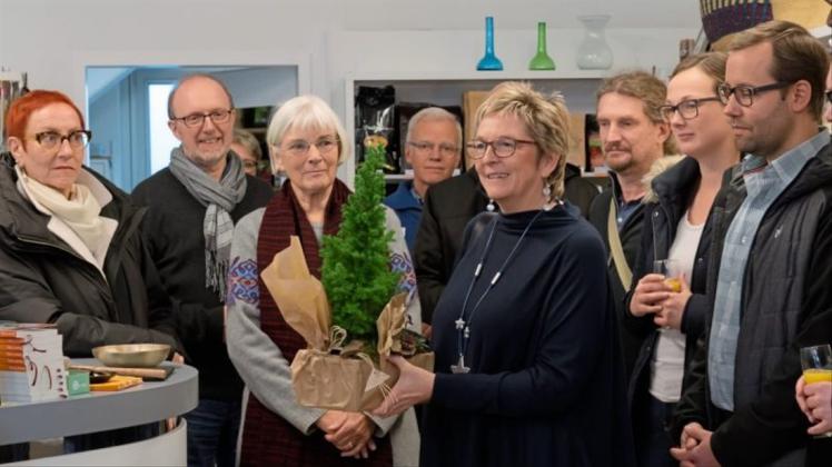 Bürgermeisterin Alice Gerken (5. von links) zählte bei der Eröffnungsfeier im neuen Weltladen zu den Gratulanten. 