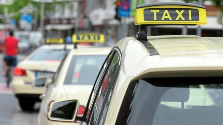 Anruf-Sammel-Taxis ergänzen in Stuhr auch weiterhin den Linienverkehr, obwohl die Fahrgast-Zahl sinkt. Symbolfoto: Holger Hollemann/ dpa